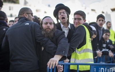 Des ultra-orthodoxes protestent contre les Femmes du mur au mur Occidental de la Vieille Ville de Jérusalem, le 27 février 2017. (Crédit : Hadas Parush/Flash90)