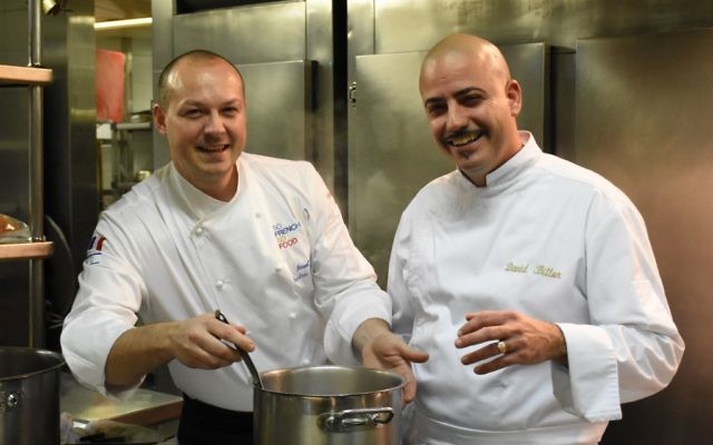 Frédéric Simonin, chef parisien, avec David Biton, chef du restaurant La Regence, à Jérusalem, dans les cuisines du King David pour la semaine So French So Food, en février 2017. (Crédit : Yaël Ancri/Times of Israël)