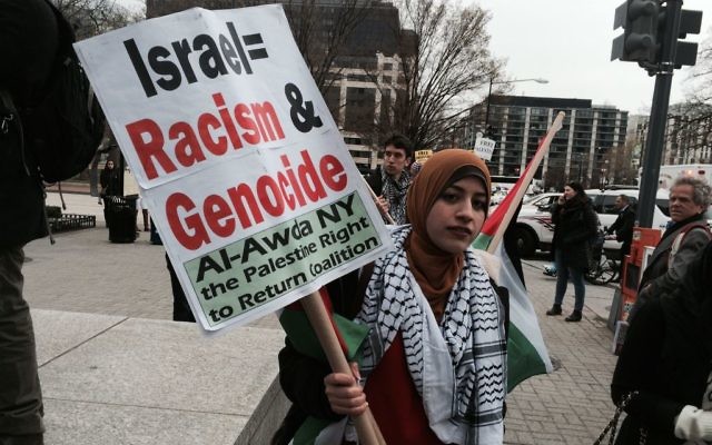 Manifestation anti-Israël devant la conférence politique annuelle de l'AIPAC, le 20 mars 2016. (Crédit : Eric Cortellessa/Times of Israël)