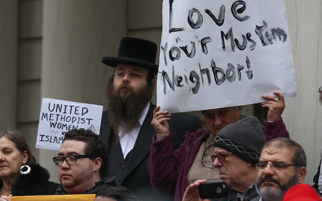Alexander Rapaport, derrière à gauche, lors d'une manifestation à la mairie de New York après que le candidat à la présidentielle Donald Trump a appelé à interdire d'entrée des Musulmans aux Etats Unis, le 9 décembre 2015 (Crédit : Cem Ozdel/Anadolu Agency/Getty Images)