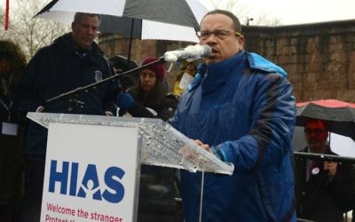 Keith Ellison, représentant démocrate du Minnesota, pendant un rassemblement juif en faveur des réfugiés, à New York, le 12 février 2017. (Crédit : HIAS)