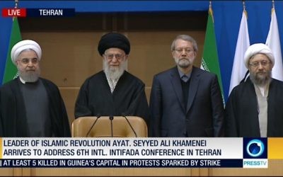 De gauche à droite : le président iranien Hassan Rouhani, l'ayatollah Ali Khamenei, le président du parlement iranien Ari Larijani et l'ayatollah responsable de la Justice Sadegh Larijani, pendant la 6e Conférence internationale de soutien à l'intifada palestinienne, en février 2017. (Crédit : capture d'écran Mehr News Agency)