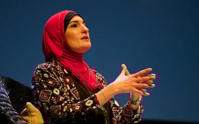 Linda Sarsour pendant un débat sur l'islamophobie à Louisville, dans le Kentucky, en mai 2016. (Crédit : Festival of Faiths from Louisville/CC BY 2.0/WikiCommons)