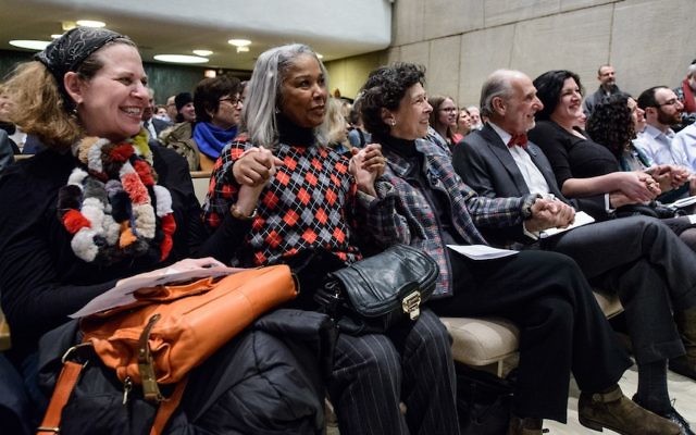 Les participants se tiennent la main lors d'une rencontre interconfessionnelle organisée à la synagogue Loop de Chicago, quelques jours après un acte de vandalisme antisémite dans l'édifice, le 8 février 2017 (Crédit : Robert Kusel) Les participants se tiennent la main lors d'une rencontre interconfessionnelle organisée à la synagogue Loop de Chicago, quelques jours après un acte de vandalisme antisémite dans l'édifice, le 8 février 2017 (Crédit : Robert Kusel)