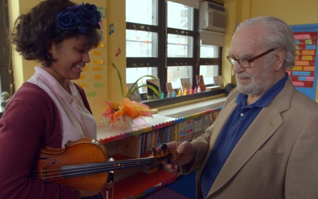 Joe Feingold et Brianna Perez dans le court métrage documentaire nominé aux Oscars, 'Joe's Violin.' (Crédit : capture d'écran via JTA)