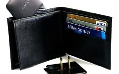 Le chargeur Kado Wallet fait l'épaisseur de trois cartes de crédit (Crédit : Autorisation)
