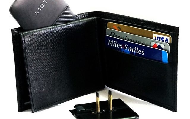 Le chargeur Kado Wallet fait l'épaisseur de trois cartes de crédit (Crédit : Autorisation) Le chargeur Kado Wallet fait l'épaisseur de trois cartes de crédit (Crédit : Autorisation)