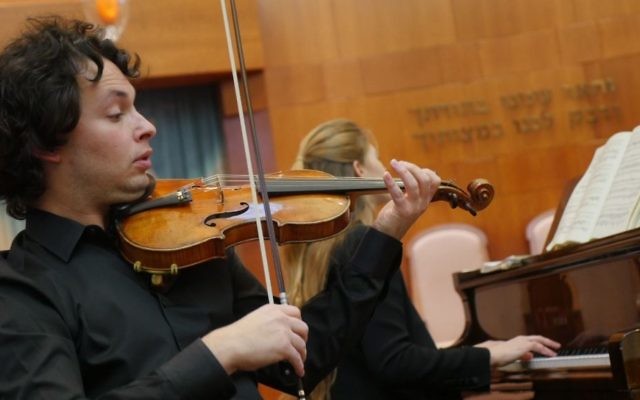 Le violoniste Yevgeny Kutik en concert au Temple Emanuel de Newton,dans le  Massachusetts, le 16 décembre 2016 (Crédit :Leah Kleiman)