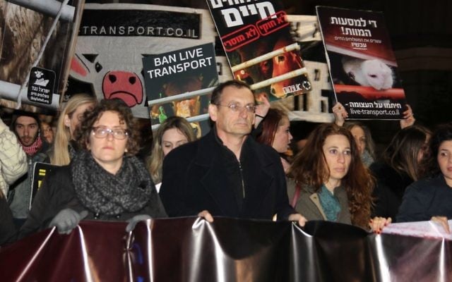 De gauche à droite : les députés  Yael Cohen Paran et Dov Khenin, et Ori Shavit pendant une manifestation pour le droit des animaux, à Tel Aviv, le 28 janvier 2017. (Crédit : Or Keren)
