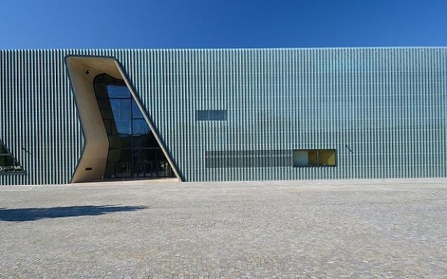 Le musée de l'histoire des Juifs de Pologne, à Varsovie. Illustration. (Crédit : Adrian Grycuk/CC-BY-SA/Wikimedia)