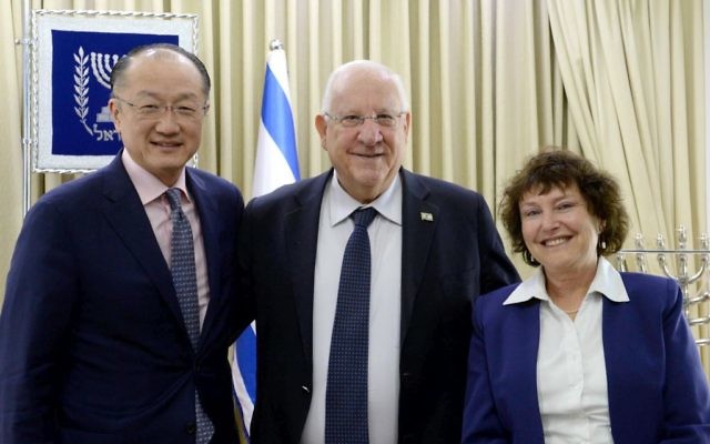 Le président israélien Reuven Rivlin (au centre), le président du groupe banque mondial, Jim Yong Kim, (à gauche) et la gouverneure de la banque d'Israël, Karnit Flug, (à droite), à la résidence du président à Jérusalem, le 16 février 2017 (Crédit : Mark Neiman/GPO) Le président israélien Reuven Rivlin (au centre), le président du groupe banque mondial, Jim Yong Kim, (à gauche) et la gouverneure de la banque d'Israël, Karnit Flug, (à droite), à la résidence du président à Jérusalem, le 16 février 2017 (Crédit : Mark Neiman/GPO)