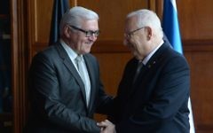Le président israélien Reuven Rivlin avec Frank Walter Steinmeier, président élu en Allemagne, ancien ministre des Affaires étrangères. (Crédit : Amos Ben-Gershom/GPO)