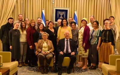 Le président Reuven Rivlin et sa femme Nechama lors d'une fête à l'occasion de Tou Bichvat avec des orphelins du terrorisme, le 8 février 2017. (Crédit : Sarah Levin)