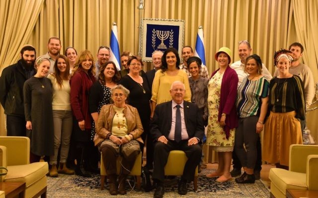 Le président Reuven Rivlin et sa femme Nechama lors d'une fête à l'occasion de Tou Bichvat avec des orphelins du terrorisme, le 8 février 2017. (Crédit : Sarah Levin) Le président Reuven Rivlin et sa femme Nechama lors d'une fête à l'occasion de Tou Bichvat avec des orphelins du terrorisme, le 8 février 2017. (Crédit : Sarah Levin)