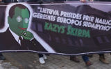 Des nationalistes portant une photo de Pepe la grenouille et Kazys Skirpa lors d'une marche à Kaunas, en Lituanie, le 16 février 2017. La bannière se lit : La Lituanie contribuera à un nouvel et meilleur ordre européen". (Defending History via JTA)