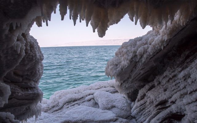 Une grotte de sel sur les rives de la mer Morte le 11 janvier 2017 (Crédit : Luke Tress/Times of Israel)