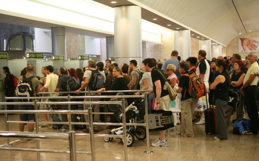 Contrôle des passeports à l'aéroport international Ben Gurion en Israël, le 21 septembre 2008. Illustration. (Crédit : Yossi Zamir/Flash90)