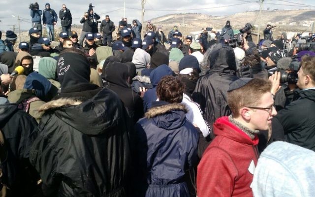Les forces de sécurité israéliennes affrontent les manifestants à l'avant-poste d'Amona, en Cisjordanie, le 1er février 2017. (Crédit : Judah Ari Gross/Times of Israël) Les forces de sécurité israéliennes affrontent les manifestants à l'avant-poste d'Amona, en Cisjordanie, le 1er février 2017. (Crédit : Judah Ari Gross/Times of Israël)
