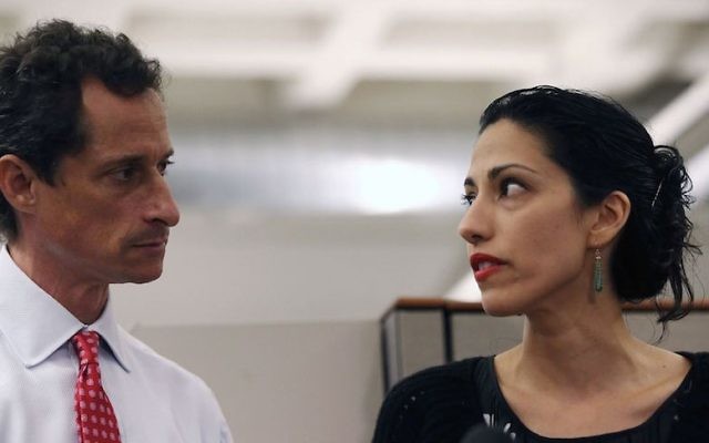 Anthony Weiner et Huma Abedin lors d'une conférence de presse à New York, le 23 juillet 2013. (Crédit : John Moore/Getty Images)