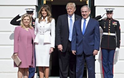 Le président américain Donald Trump, le Premier ministre Benjamin Netanyahu, et leurs épouses Melania Trump et Sara Netanyahu, à la Maison Blanche, le 15 février 2017. (Crédit : Andrew Harrer-Pool/Getty Images)