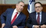 Le Premier ministre Benjamin Netanyahu et le secrétaire du Cabinet Tzachi Braverman durant une réunion hebdomadaire au bureau du Premier ministre, ele 29 janvier 2017. (Crédit : Ohad Zwigenberg)