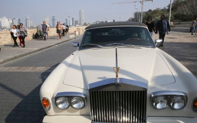 Une Rolls Royce au port de Jaffa, à Tel Aviv, en novembre 2014. (Crédit : Nati Shohat/Flash90)