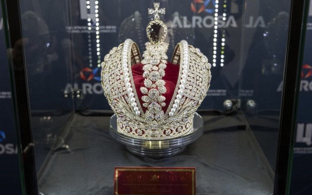 Une réplique de la couronne impériale de Catherine II de Russie, sertie de 11.352 diamants de toutes tailles, d'un poids total de 1 928 carats de diamants, est mise en vente pour 20 millions de dollars pendant la Semaine internationale du Diamant à Ramat Gan, le 14 février 2017. (Crédit : Jack Guez/AFP)