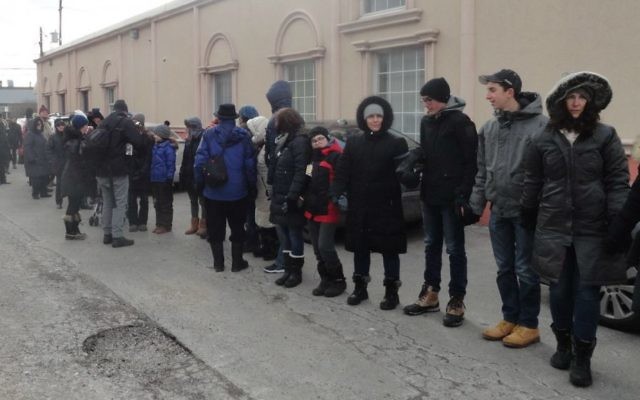 Des juifs de Toronto forment des "chaînes pour la paix" autour du Centre culturel Imdalul à Toronto, au Canda, le 3 février 201. (Crédit : Facebook/Holy Blossom Temple)
