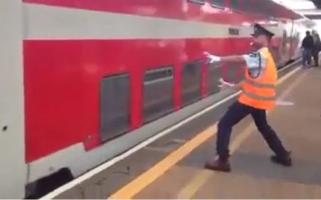 Un chef d'escale israélien a décidé d'accueillir les passagers en les mettant de bonne humeur (Crédit: capture d'écran Dailymotion)