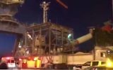 Une grue s'est effondrée sur un navire dans le port d'Ashdod, le 19 février 2017. (Crédit : capture d'écran Dixième chaîne/Twitter)