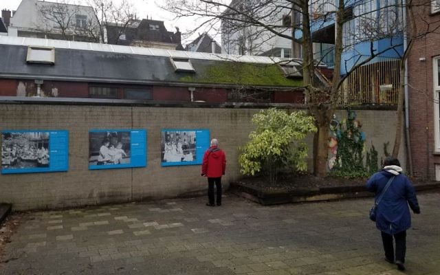 La cour du nouveau National Holocaust Museum à Amsterdam. C'est via cette cour que des centaines d'enfant s juifs ont été clandestinement confiés à des familles hollandaises durant la Shoah, le 15  janvier 2017 (Crédit : Matt Lebovic/Times of Israel)