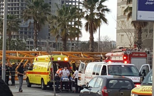 Les secours soigent les blessés après l'effondrement d'une grue à Bat Yam, le 13 février 2017. (Crédit : porte parole de Magen David Adom)