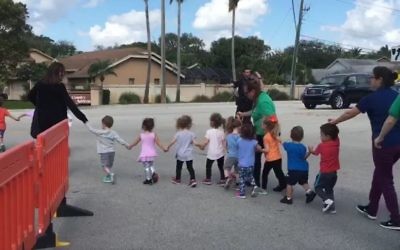 Evacuation des élèves et des employés d'une école juive pour une menace à la bombe à Davie, en Floride, le 27 février 2017. (Crédit : capture d'écran Twitter/Erica Rakow)