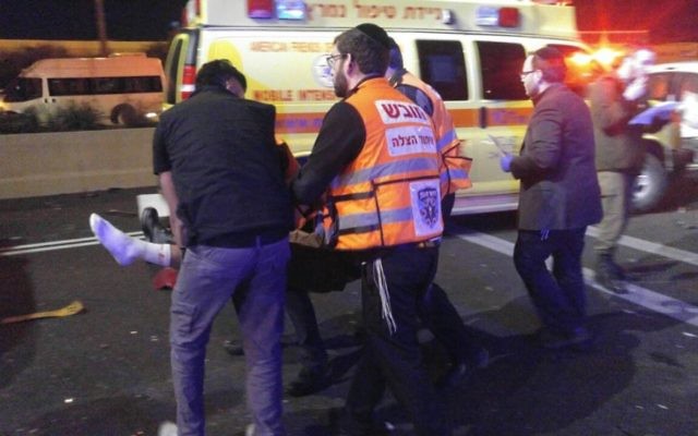 Les équipes médicales se rendent auprès d'un blessé israélien suite à un attentat à la voiture-bélier au nord d'Israël, le 2 février 2017 (Crédit : United Hatzalah) Les équipes médicales se rendent auprès d'un blessé israélien suite à un attentat à la voiture-bélier au nord d'Israël, le 2 février 2017 (Crédit : United Hatzalah)