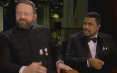 Sebastian Gorka, à gauche, conseiller du président américain Donald Trump, avec l'uniforme et la médaille de Vitézi Rend, un ordre du mérite hongrois lié à l'Allemagne nazie, pendant la cérémonie d'investiture de Trump, le 20 janvier 2017. (Crédit : Fox News)