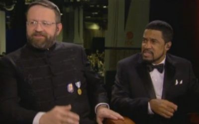 Sebastian Gorka, à gauche, conseiller du président américain Donald Trump, avec l'uniforme et la médaille de Vitézi Rend, un ordre du mérite hongrois lié à l'Allemagne nazie, pendant la cérémonie d'investiture de Trump, le 20 janvier 2017. (Crédit : Fox News)