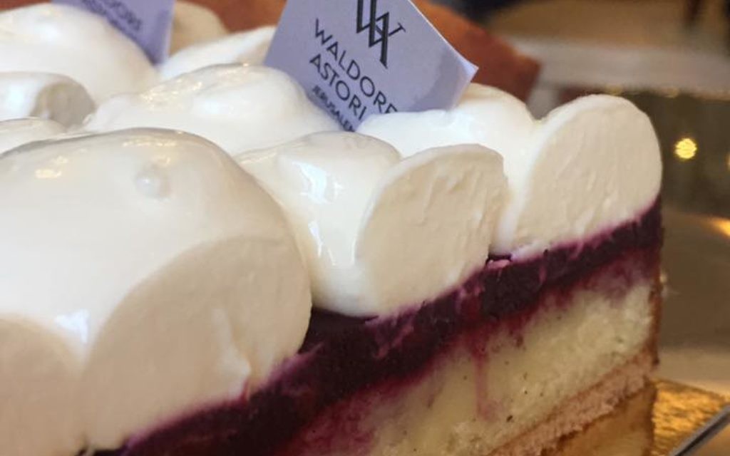 Création de la brigade de pâtisserie du Waldof Astoria, à Jérusalem, en février 2017. (Crédit : Golan Tishbi)