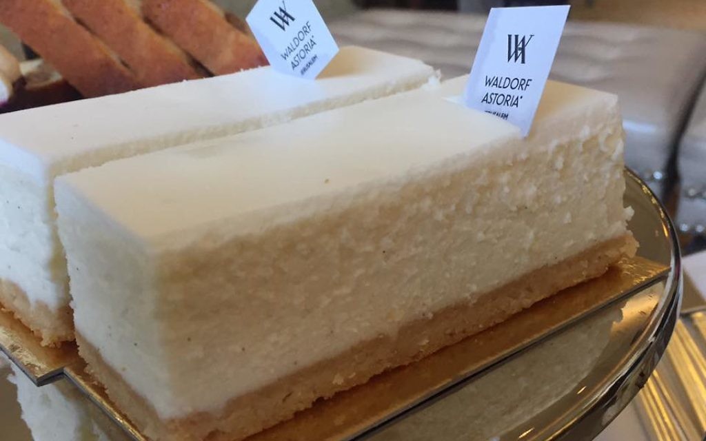 Création de la brigade de pâtisserie du Waldof Astoria, à Jérusalem, en février 2017. (Crédit : Golan Tishbi)