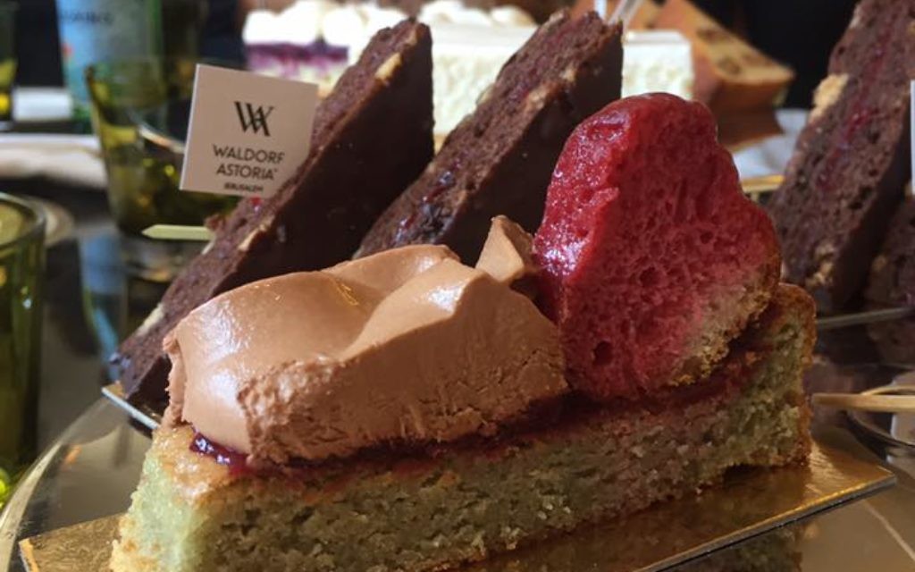 Création de la brigade de pâtisserie du Waldof Astoria, à Jérusalem, en février 2017. (Crédit : Golan Tishbi)