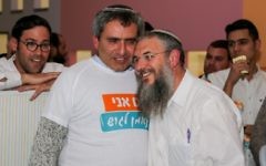 Le ministre Zeev Elkin avec le nouveau président du Conseil du Gush Etzion, Shlomo Neeman, dans les quartiers généraux de la campagne à Alon Shvut, le 14 février 2017. (Crédit : Gershon Elinson/Flash90)