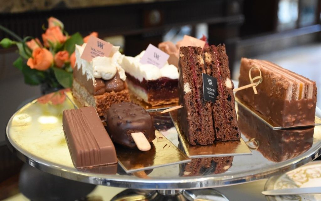 Gâteaux au chocolat du Waldof Astoria, à Jérusalem, en février 2017. (Crédit : Yaël Ancri)