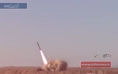 Des missiles lancés lors d'exercices en Iran, le 21 février 2017. (Crédit : capture d'écran Iribnews via Tasnim)