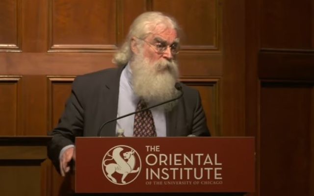 Le professeur Irving Finkel a consacré trois années de sa vie à cette encyclopédie initiée en 1921 par l'institut oriental de Chicago (Crédit: capture d'écran/ Youtube/The Oriental Institute) Le professeur Irving Finkel a consacré trois années de sa vie à cette encyclopédie initiée en 1921 par l'institut oriental de Chicago (Crédit: capture d'écran/ Youtube/The Oriental Institute)