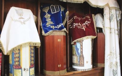Des rouleaux de Torah Karaïtes stockés dans le style oriental. Ils sont rangés dans des contenants rigides.  (Crédit : David A.M. Wilensky via JTA)