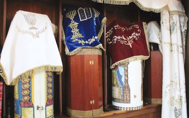 Des rouleaux de Torah Karaïtes stockés dans le style oriental. Ils sont rangés dans des contenants rigides. (Crédit : David A.M. Wilensky via JTA) Des rouleaux de Torah Karaïtes stockés dans le style oriental. Ils sont rangés dans des contenants rigides. (Crédit : David A.M. Wilensky via JTA)