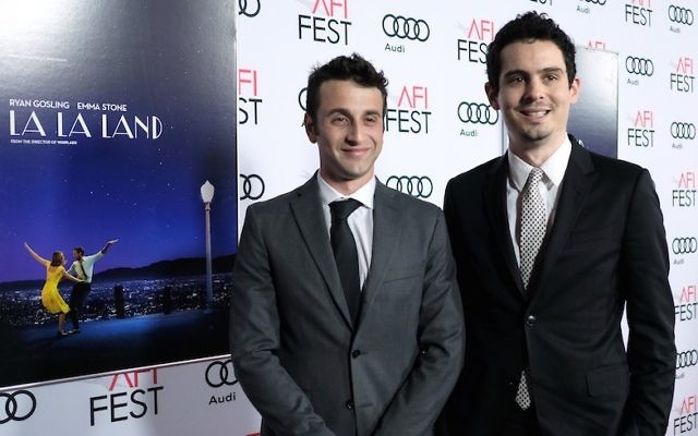 La compositeur Justin Hurwitz, à gauche, et le réalisateur Damien Chazelle lors de la première de 'La La Land' à l'AFI Fest 2016, présenté par Audi au Chinese Theatrele novembre 2016 à Hollywood, en Californie. (Crédit : Chris Weeks/Getty Images pour Audi via JTA) La compositeur Justin Hurwitz, à gauche, et le réalisateur Damien Chazelle lors de la première de 'La La Land' à l'AFI Fest 2016, présenté par Audi au Chinese Theatrele novembre 2016 à Hollywood, en Californie. (Crédit : Chris Weeks/Getty Images pour Audi via JTA)