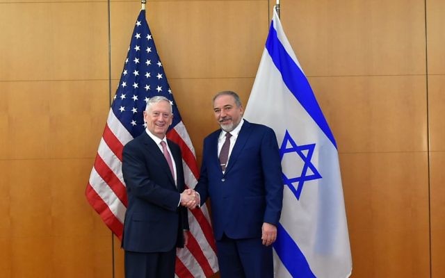 Le ministre de la Défense, Avigdor Liberman, et le secrétaire américain à la Défense, James Mattis, à la conférence de Munich sur la sécurité, le 17 février 2017. (Crédit : Ariel Hermoni/ministère de la Défense) Le ministre de la Défense, Avigdor Liberman, et le secrétaire américain à la Défense, James Mattis, à la conférence de Munich sur la sécurité, le 17 février 2017. (Crédit : Ariel Hermoni/ministère de la Défense)