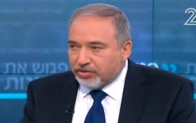 Le ministre de la Défense Avigdor Liberman pendant l'émission 'Rencontre avec la presse' de Rina Matzliach sur la Deuxième chaîne, le 11 février 2017. (Crédit : capture d'écran Deuxième chaîne)