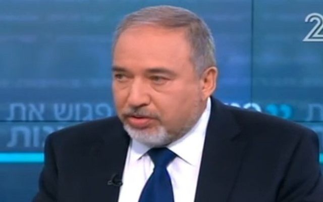 Le ministre de la Défense Avigdor Liberman pendant l'émission 'Rencontre avec la presse' de Rina Matzliach sur la Deuxième chaîne, le 11 février 2017. (Crédit : capture d'écran Deuxième chaîne)