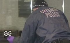 Un agent de police enlève un autocollant représentant une croix gammée sur la porte de la synagogue Loop de Chicago le 4 février 2017. La police estime qu'il s'agit d'un crime de haine. (Capture d'écran : NBC Chicago)